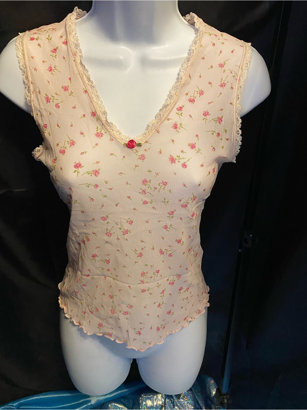 Vintage-style Delicate Floral Lace-Trim Sleeveless Chemise in Light Pink